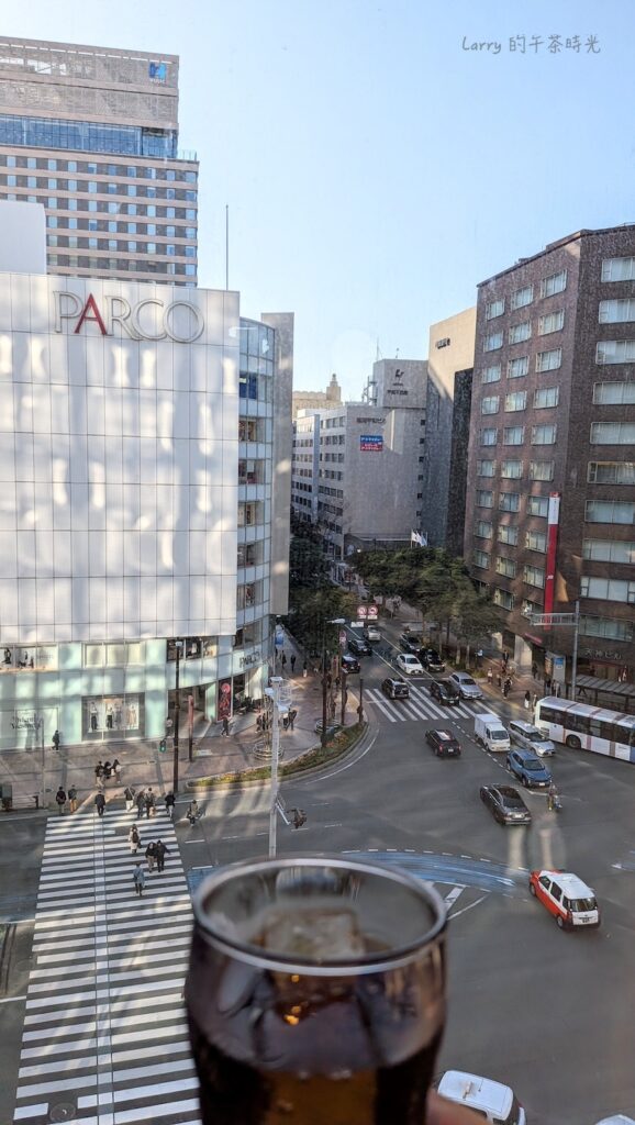 福岡天神 ONE FUKUOKA BLDG. 裡面的天神福食堂，往窗外看是天神最中心的十字路口