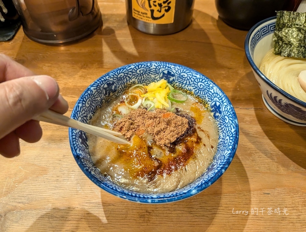 福岡 麵屋兼虎 天神本店，味玉辛辛沾麵的濃厚湯汁