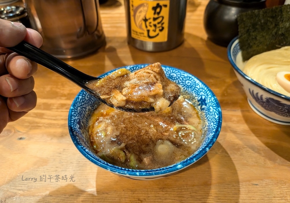 福岡 麵屋兼虎 天神本店，沾麵湯汁裡有燉煮肉和筍乾