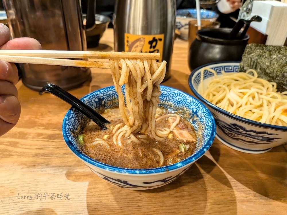 福岡 麵屋兼虎 天神本店，拉麵浸過湯汁後再入口