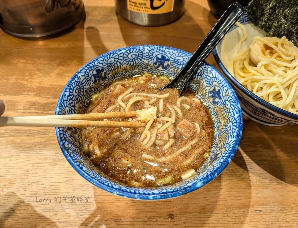 福岡 麵屋兼虎 天神本店，吃到中段記得加他們的蒜泥