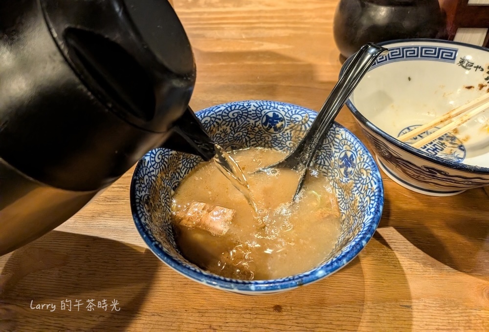 福岡 麵屋兼虎 天神本店，最後剩一點醬底，記得倒入他們的柴魚清湯做「湯割」