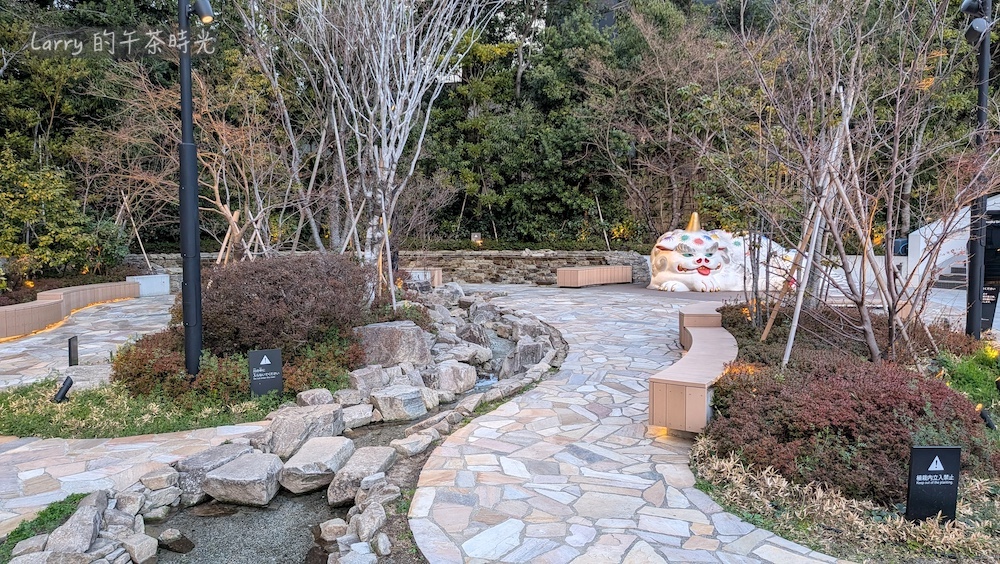 福岡大名花園城市東側的流水造景，裡面有知名的「大名の大狛犬」