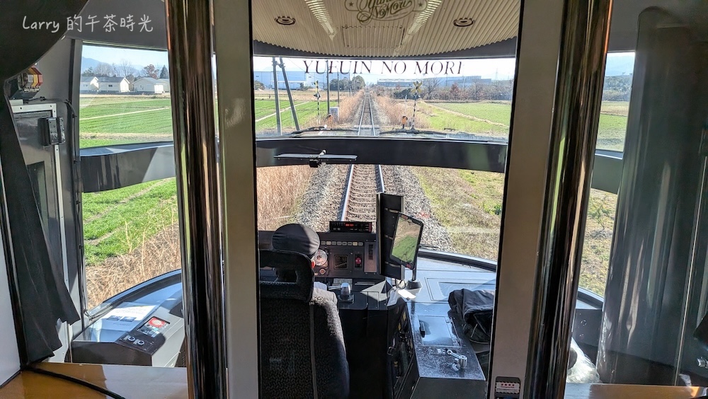 日本九州 由布院之森，車頭是大片玻璃的設計，讓列車前方的視野更加開闊