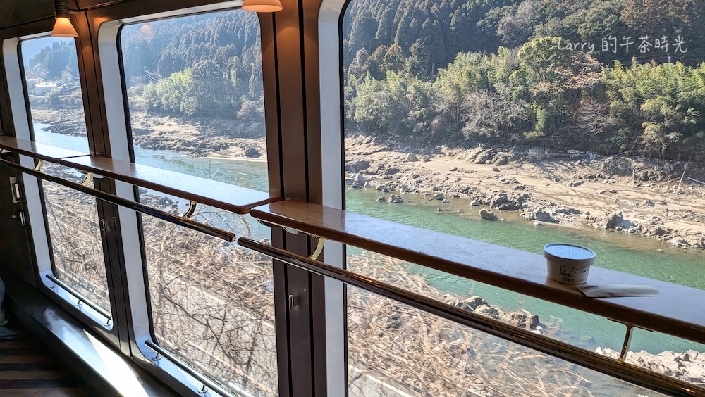 日本九州 由布院之森，車內販賣部靠窗的一側有小桌子和大片玻璃窗