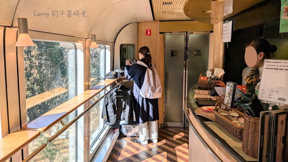 日本九州 由布院之森，列車中間的一節車廂是餐點/商品販賣部