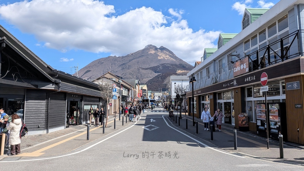 從由布院火車站出來的街道是「由布見通」，遠方的山是「由布岳」