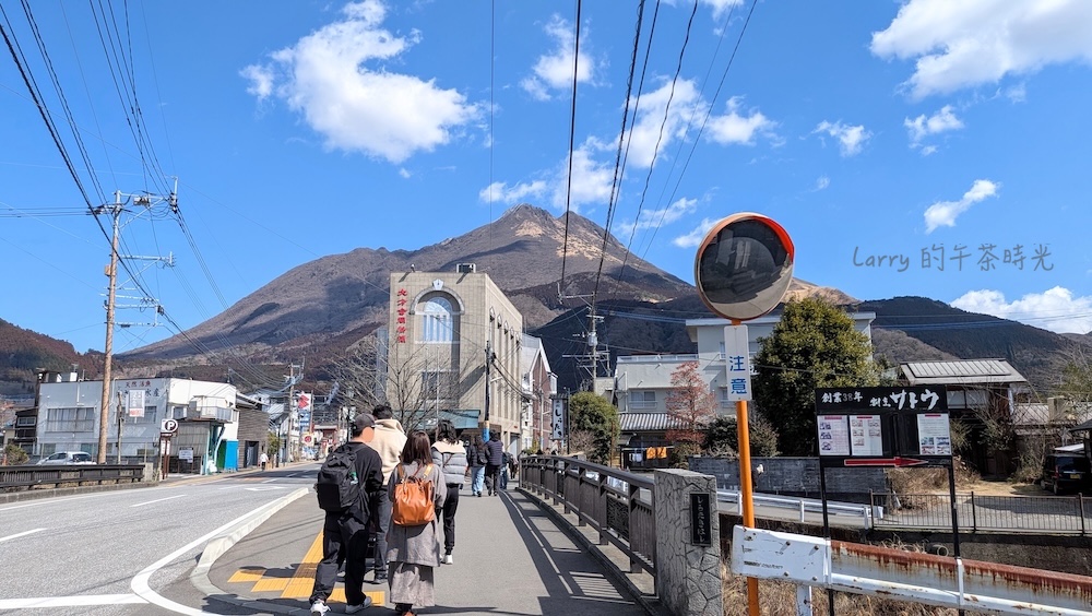 沿著由布見通往前走，有一座「白滝橋」，過橋後的右前方岔路就是「湯之坪街道」