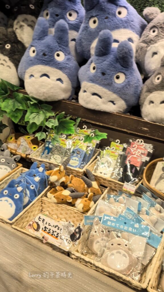 由布院的橡子之森，店內販售的玩偶與商品