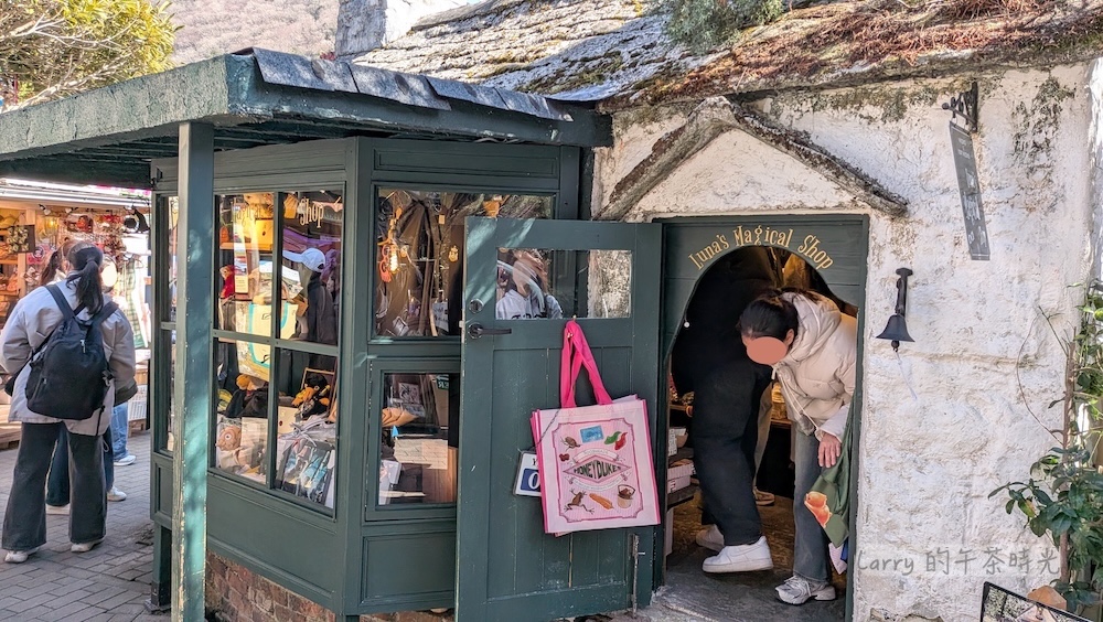 由布院「湯布院花卉村」的小屋設計營造出童話感，將石造小屋、特色屋頂、花草植栽與童話元素融合
